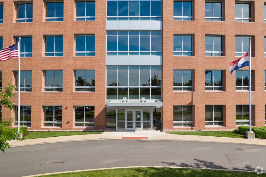 16150 Main Circle Dr, Chesterfield, MO for lease - Building Photo - Image 2 of 3