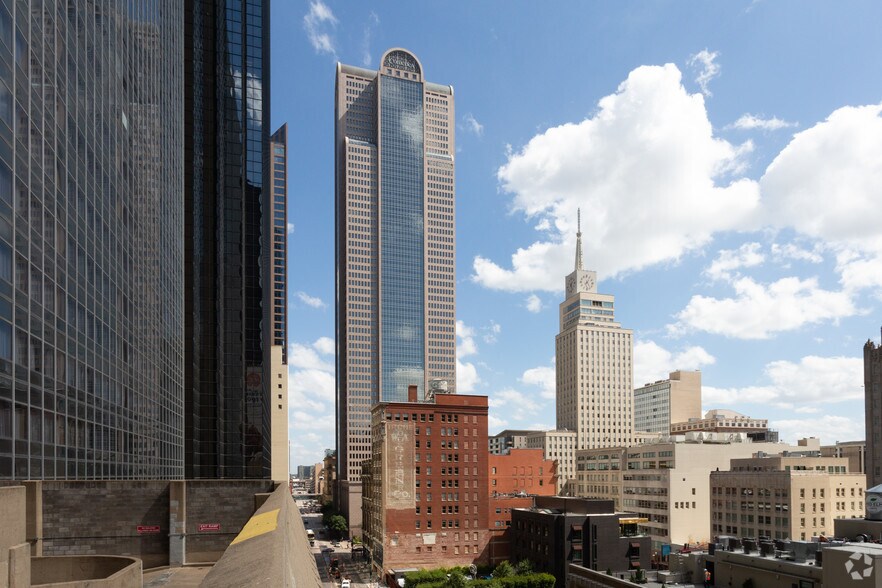 1717 Main St, Dallas, TX à louer - Photo du bâtiment - Image 2 de 10