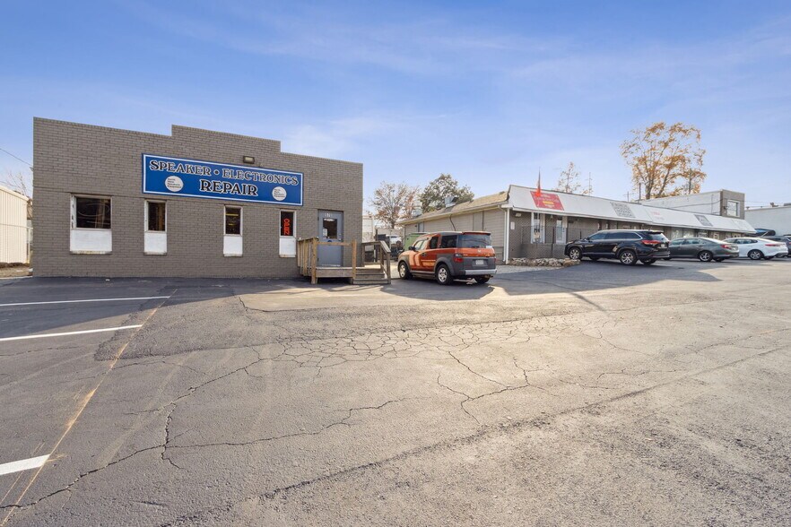 Portfolio of 2 Adjacent Retail Buildings portefeuille de 2 propriétés à vendre sur LoopNet.ca - Photo du bâtiment - Image 2 de 39