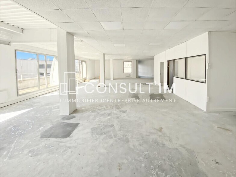 Office in Saint-Ouen-sur-Seine for lease - Building Photo - Image 2 of 6