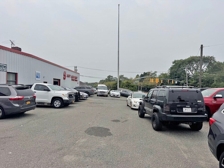 359 Duffy Ave, Hicksville, NY à vendre - Photo du bâtiment - Image 2 de 12