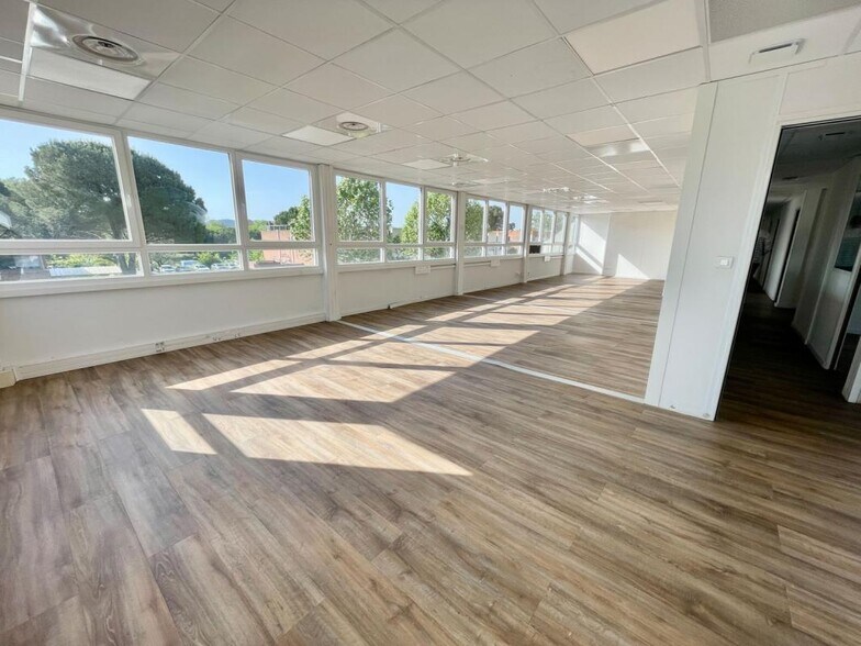 595 Route De La Seds, Vitrolles for lease - Interior Photo - Image 3 of 18
