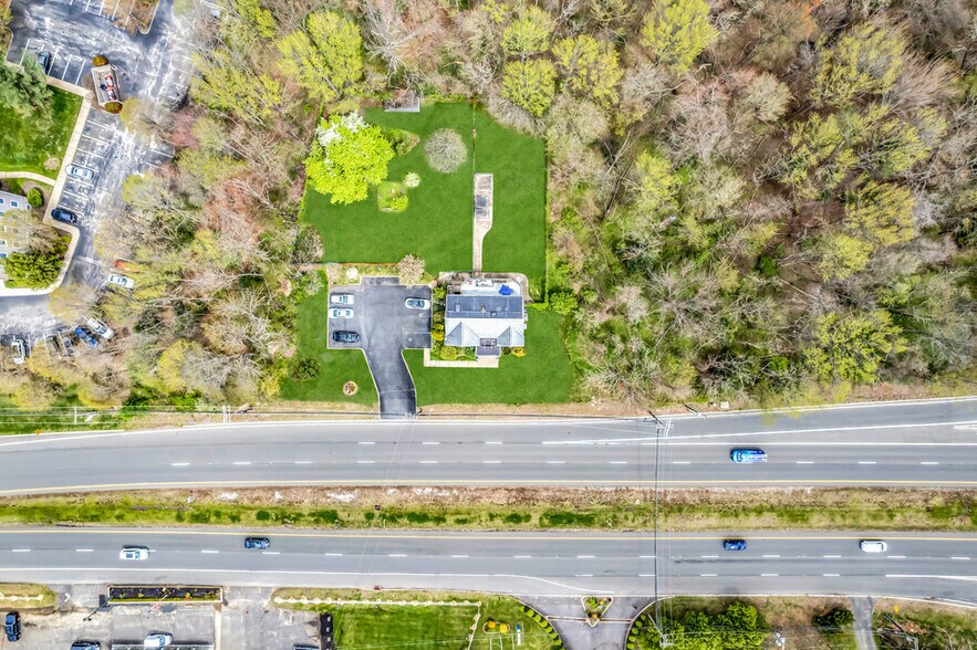 261 Rt 34, Colts Neck, NJ à vendre - Photo du bâtiment - Image 3 de 42