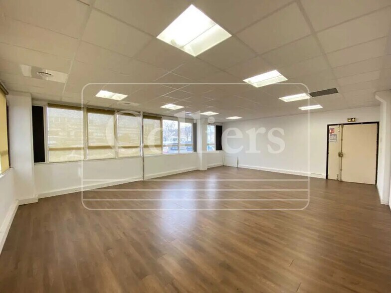 Office in Marseille for lease - Building Photo - Image 2 of 16