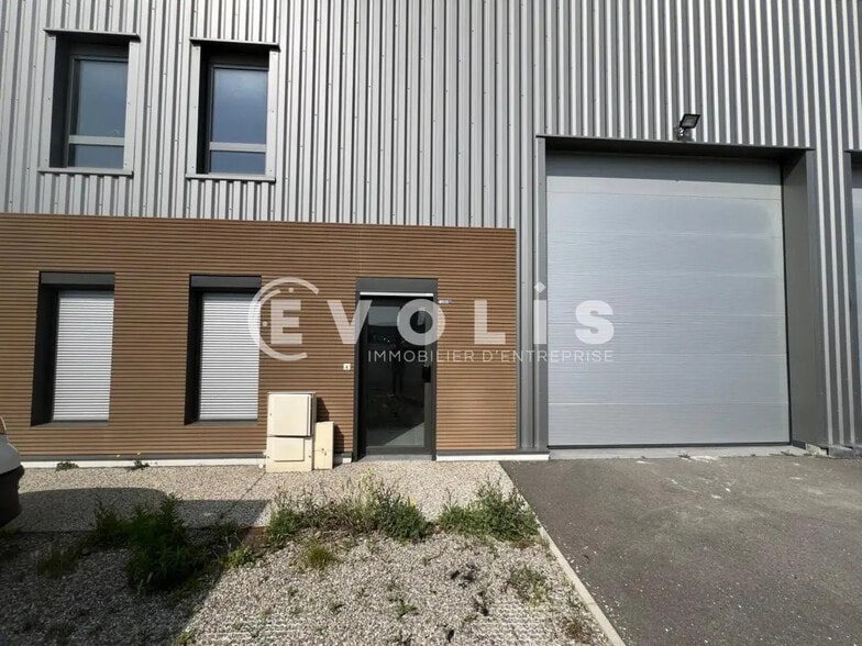 Office in Corbas for lease - Building Photo - Image 1 of 9