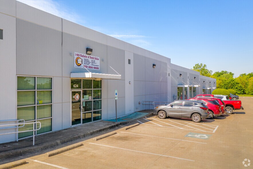 616-642 E Centre Park Blvd, DeSoto, TX à louer - Photo du bâtiment - Image 3 de 5