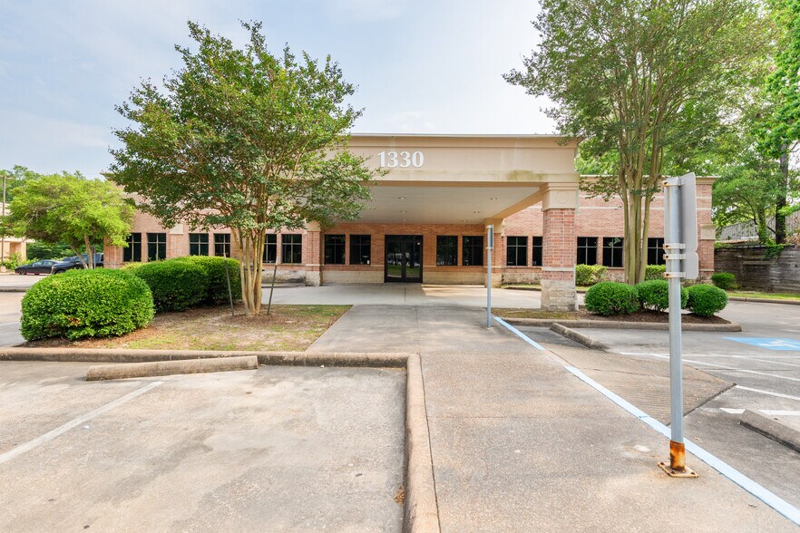 1330 Kingwood Dr, Kingwood, TX à louer - Photo du bâtiment - Image 3 de 26