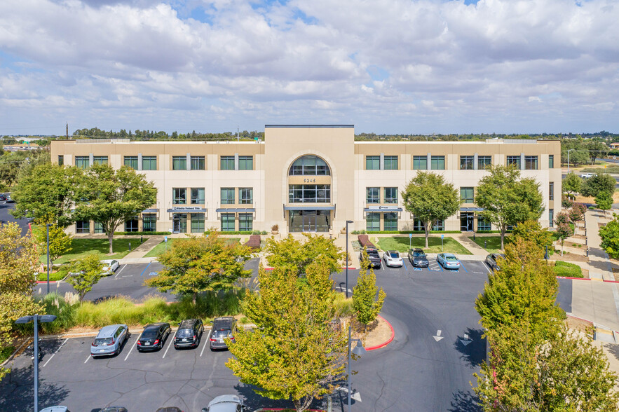 9245 Laguna Springs Dr, Elk Grove, CA à louer - Photo du bâtiment - Image 1 de 13