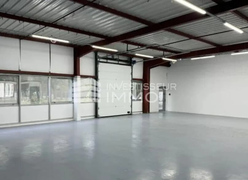 Flex in Villebon-sur-Yvette for lease - Interior Photo - Image 1 of 3