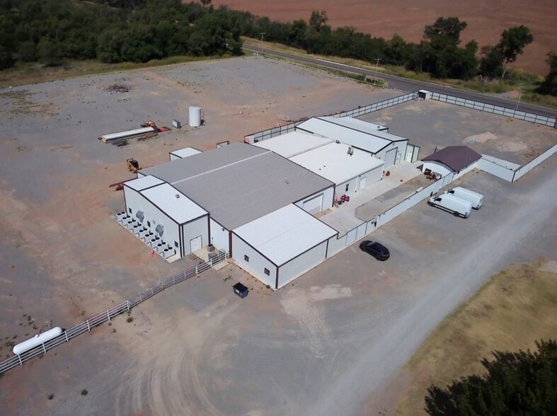 609 Indian Rd, Seiling, OK for sale - Primary Photo - Image 1 of 48