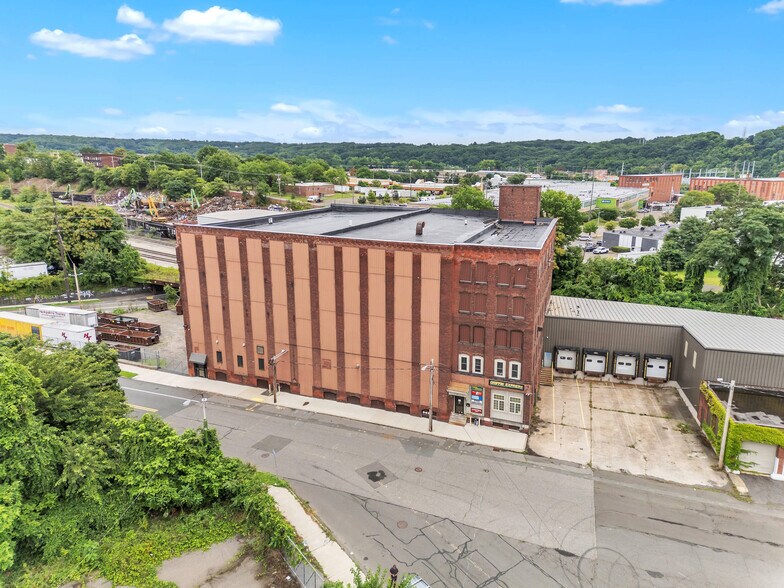 12 Crescent St, Holyoke, MA à vendre - Photo du bâtiment - Image 1 de 13