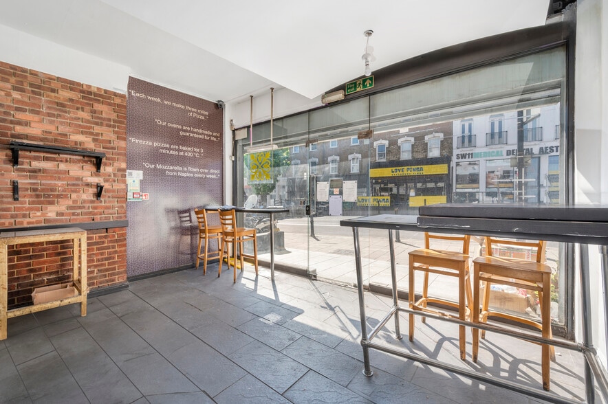 40 Lavender Hl, London for lease - Interior Photo - Image 3 of 8