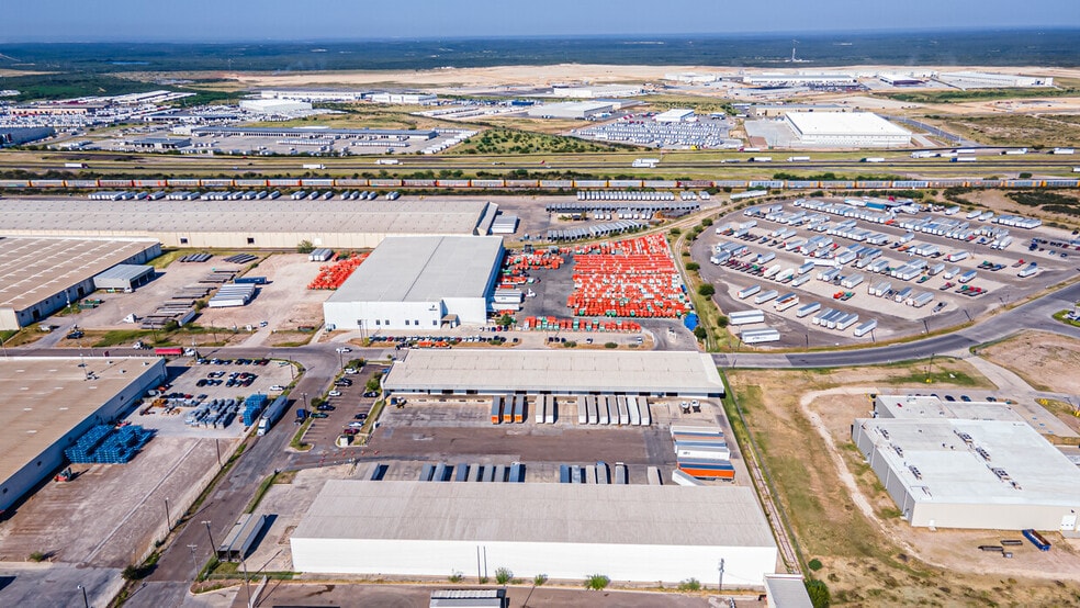 13806 N Unitec Dr, Laredo, TX à louer - Photo du bâtiment - Image 3 de 4