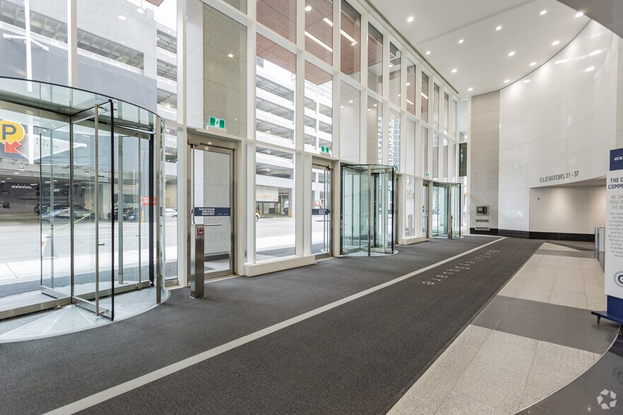 250 6th Ave SW, Calgary, AB à louer - Hall d’entrée - Image 3 de 16