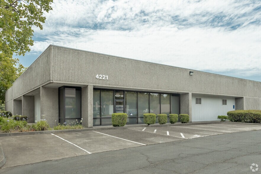 4221 N Freeway Blvd, Sacramento, CA à louer - Photo du bâtiment - Image 3 de 13