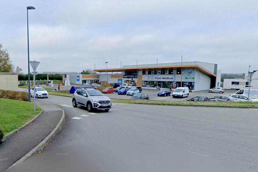 Retail in Fouesnant for lease - Building Photo - Image 1 of 2