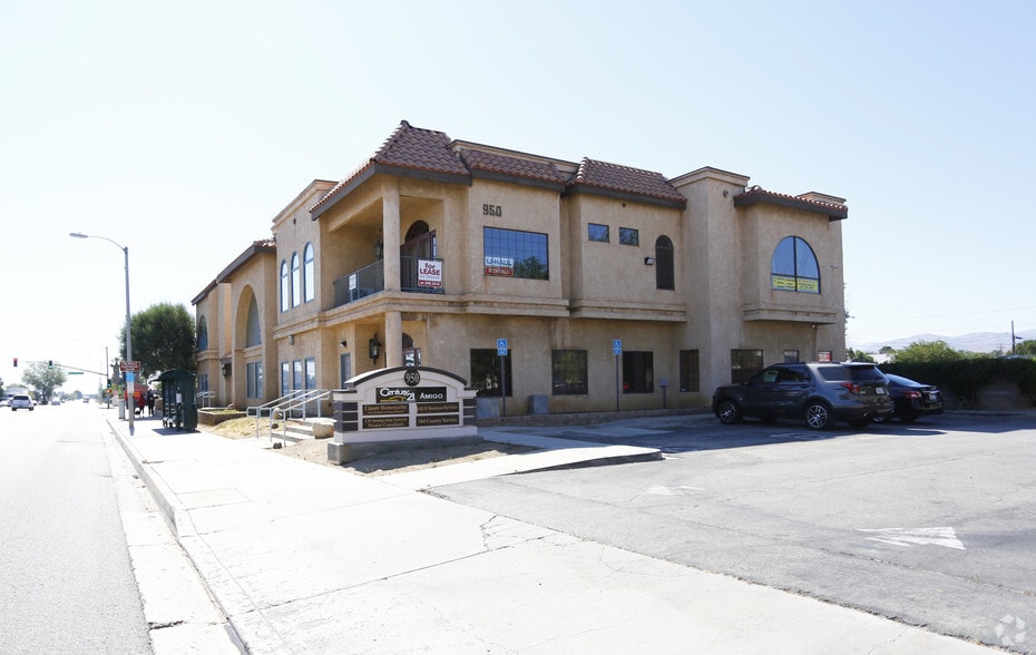 950 E palmdale Blvd, Palmdale, CA for lease - Primary Photo - Image 1 of 18