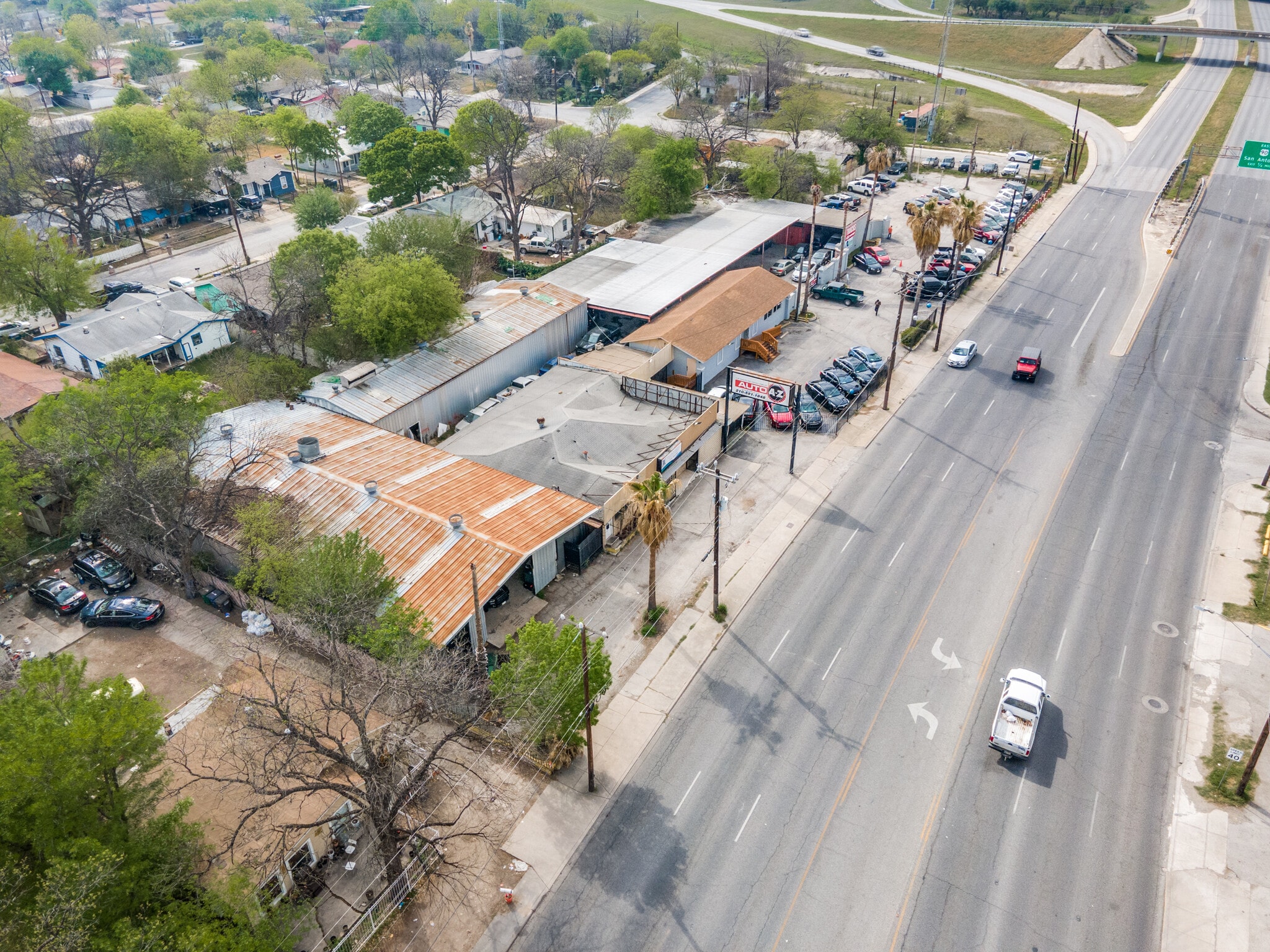 1334 S General Mcmullen Dr, San Antonio, TX à vendre Photo du bâtiment- Image 1 de 17