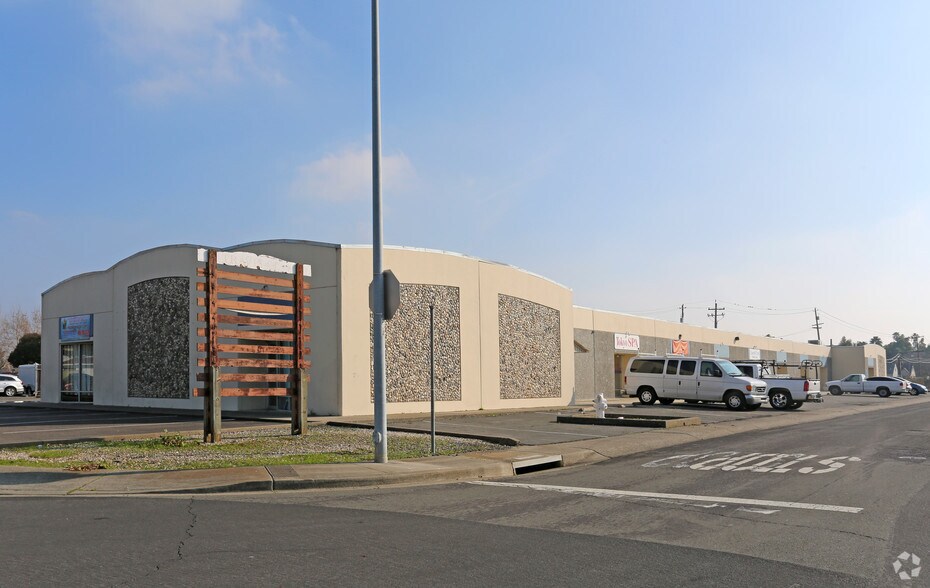 228-244 Travis Ct, Suisun City, CA à louer - Photo du bâtiment - Image 2 de 3