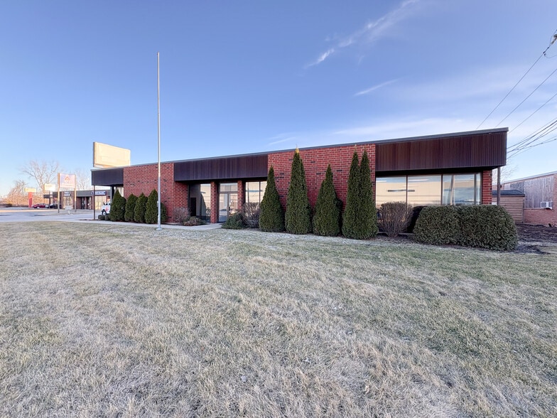 Industrial - 74k, 93% Leased For Sale portfolio of 7 properties for sale on LoopNet.ca - Building Photo - Image 3 of 13