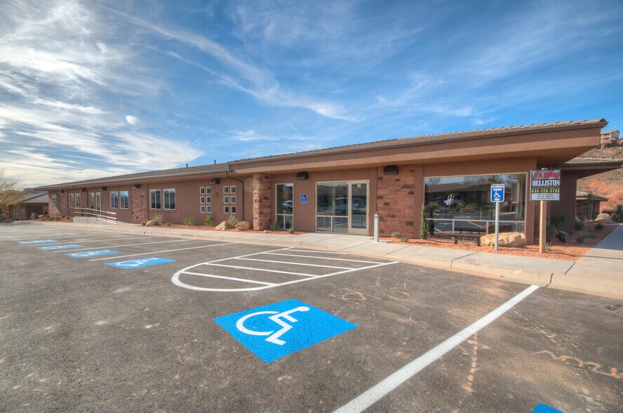 230 N 1680 E, Saint George, UT à louer - Photo du bâtiment - Image 2 de 10