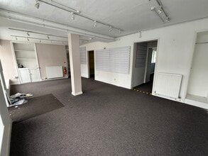 8 Smiddy Hl, Pickering for lease Interior Photo- Image 2 of 3