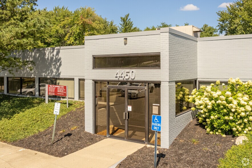 4420-4460 Carver Woods Dr, Blue Ash, OH à louer - Photo du bâtiment - Image 3 de 7