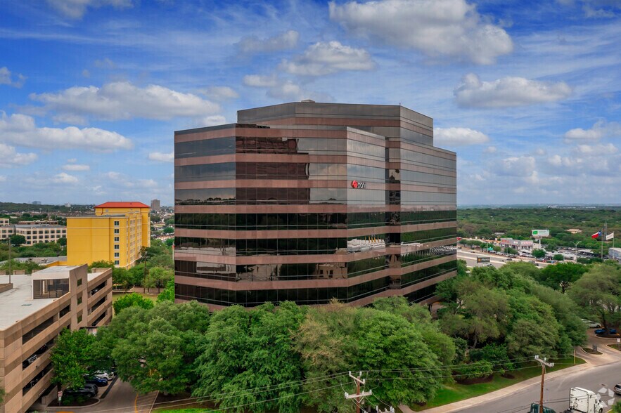 8200 W Interstate 10, San Antonio, TX à louer - Photo du bâtiment - Image 1 de 7