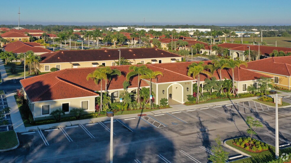 573 NW Lake Whitney Pl, Port Saint Lucie, FL à vendre - Photo du bâtiment - Image 3 de 11