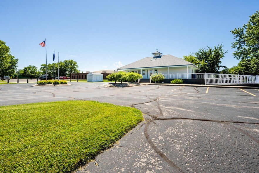 2300 Pipestone Rd, Benton Harbor, MI à vendre - Photo du bâtiment - Image 2 de 41