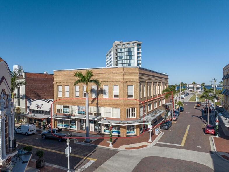 2235 1st St, Fort Myers, FL à louer - Photo du bâtiment - Image 3 de 7