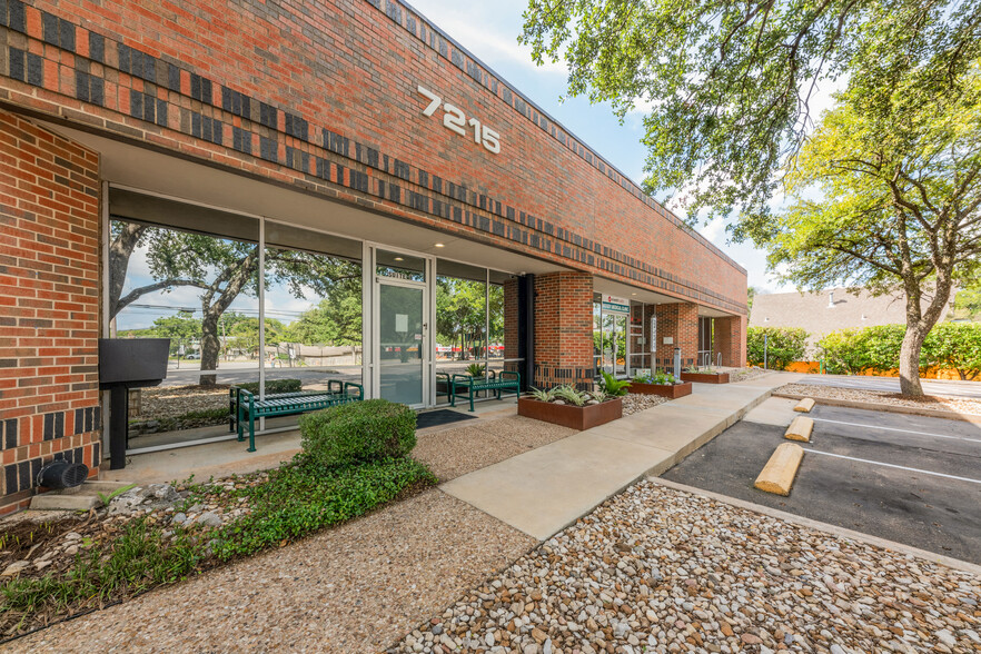 7215 Cameron Rd, Austin, TX à vendre - Photo du bâtiment - Image 1 de 1