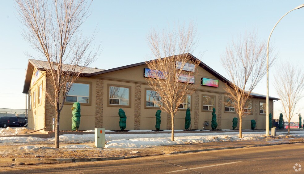 9005 127 Av NW, Edmonton, AB à louer - Photo du bâtiment - Image 1 de 15