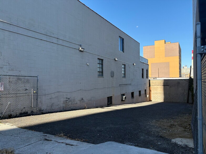 3836 Crescent St, Long Island City, NY for sale - Interior Photo - Image 3 of 11