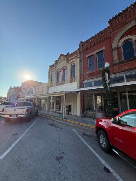 119 E Main St, Cuero, TX à vendre - Photo du bâtiment - Image 3 de 35