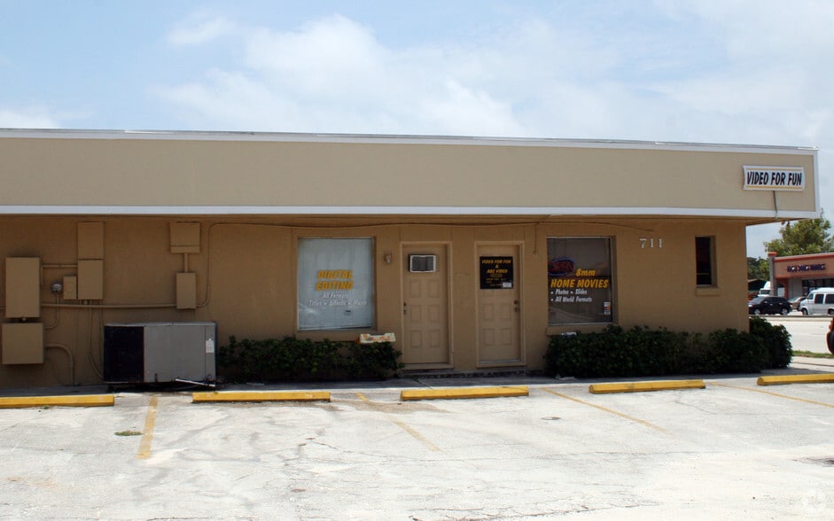 711 S 3rd St, Jacksonville Beach, FL à louer - Photo du bâtiment - Image 3 de 7