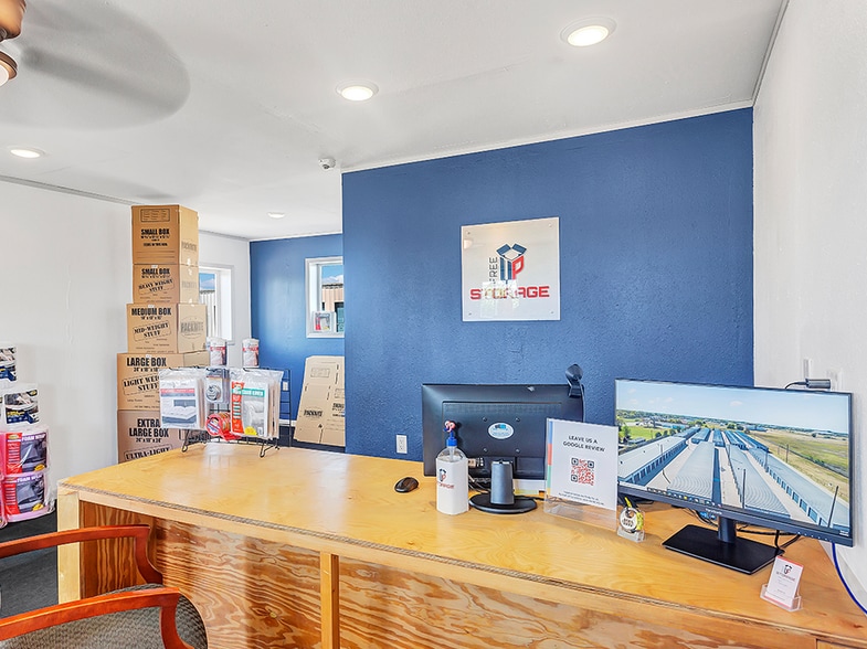 2102 S 3rd St, Mabank, TX for sale - Interior Photo - Image 2 of 8