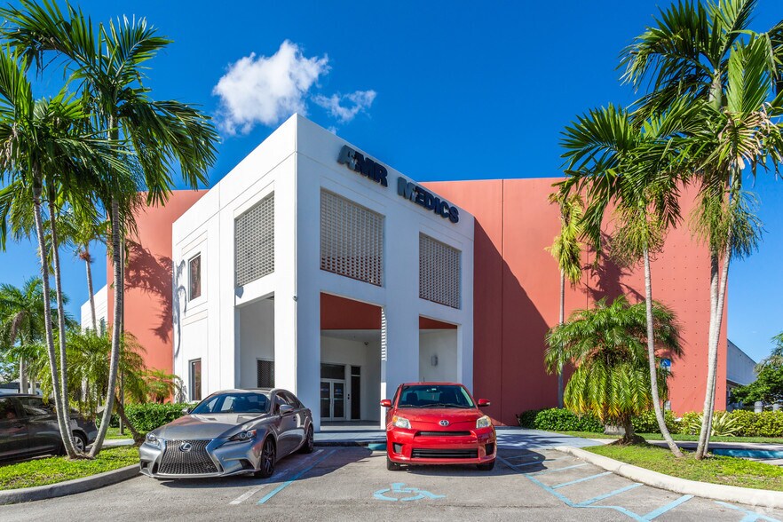 12600 NW 107th Ave, Medley, FL à louer - Photo du bâtiment - Image 1 de 6