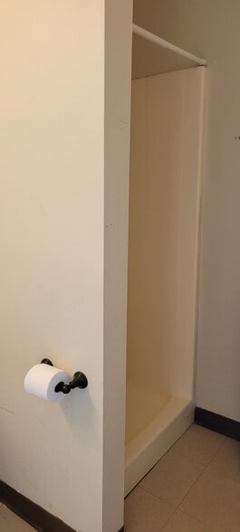 8704 Bayberry Pl, Louisville, KY for lease - Building Photo - Image 2 of 10