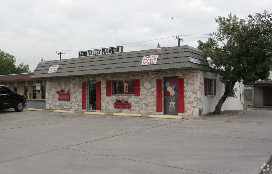 7113 Bandera Rd, San Antonio, TX à vendre - Photo du bâtiment - Image 2 de 15