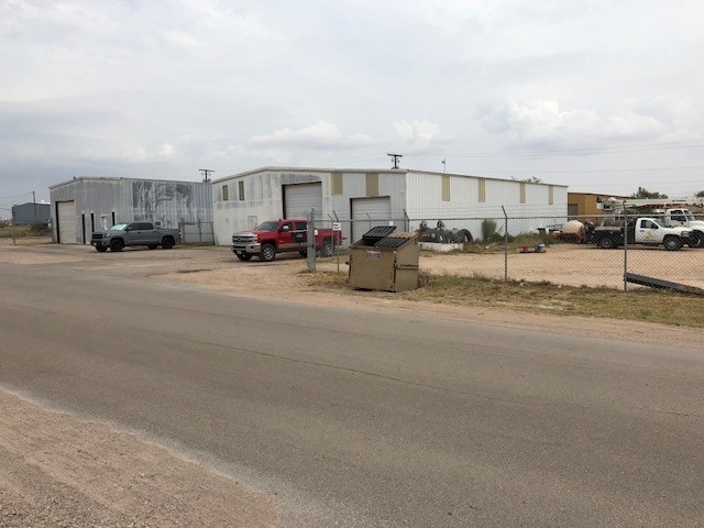 1611 E Taylor Midland, TX 79706 portfolio of 2 properties for sale on LoopNet.ca Primary Photo- Image 1 of 7