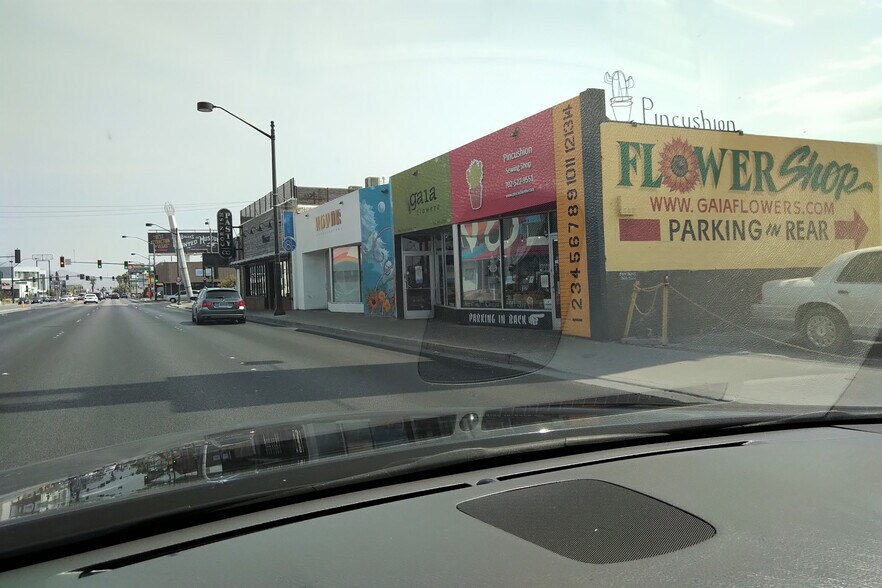 4-8 E Charleston Blvd, Las Vegas, NV à louer - Photo du bâtiment - Image 2 de 4