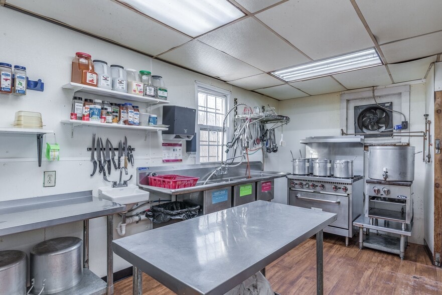 122 E Poplar St, Nanticoke, PA for sale - Interior Photo - Image 2 of 27