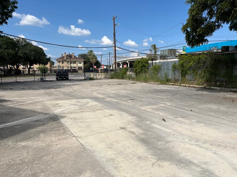 519 Elm St, San Antonio, TX for sale - Building Photo - Image 2 of 11