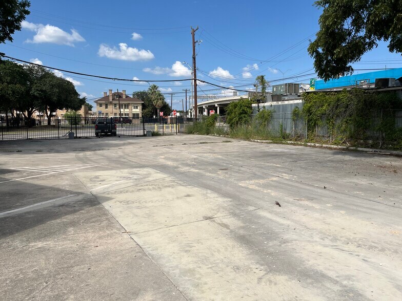 519 Elm St, San Antonio, TX à vendre - Photo du bâtiment - Image 2 de 11