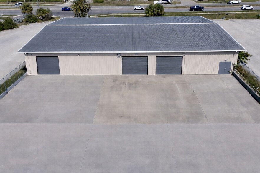 1350 Starkey Rd, Largo, FL à louer - Photo du bâtiment - Image 3 de 8