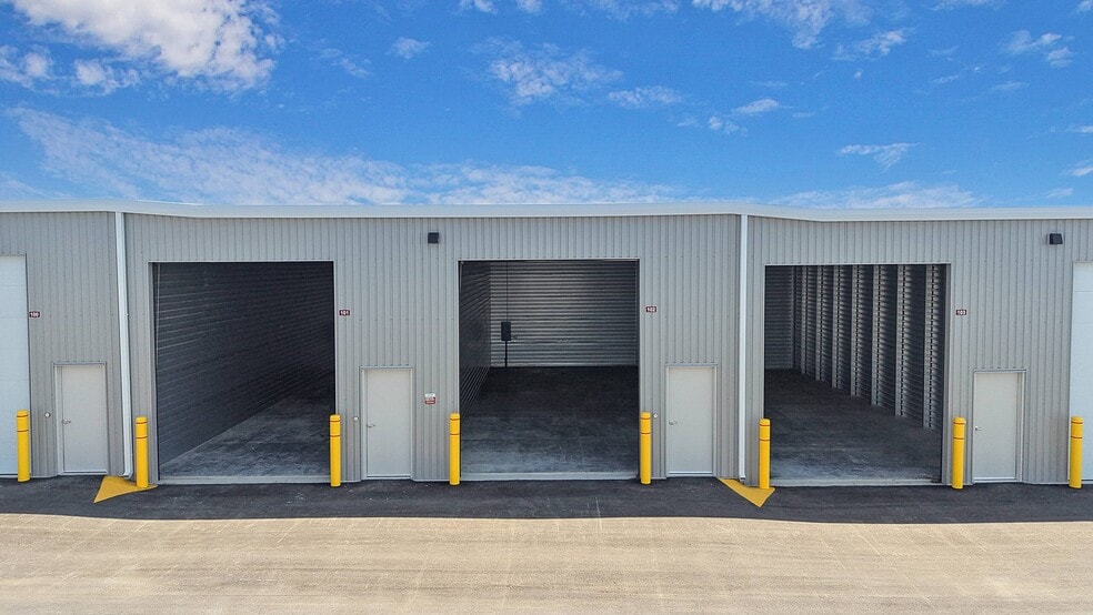 19380 Webster st, Spring Hill, KS for lease - Primary Photo - Image 1 of 11