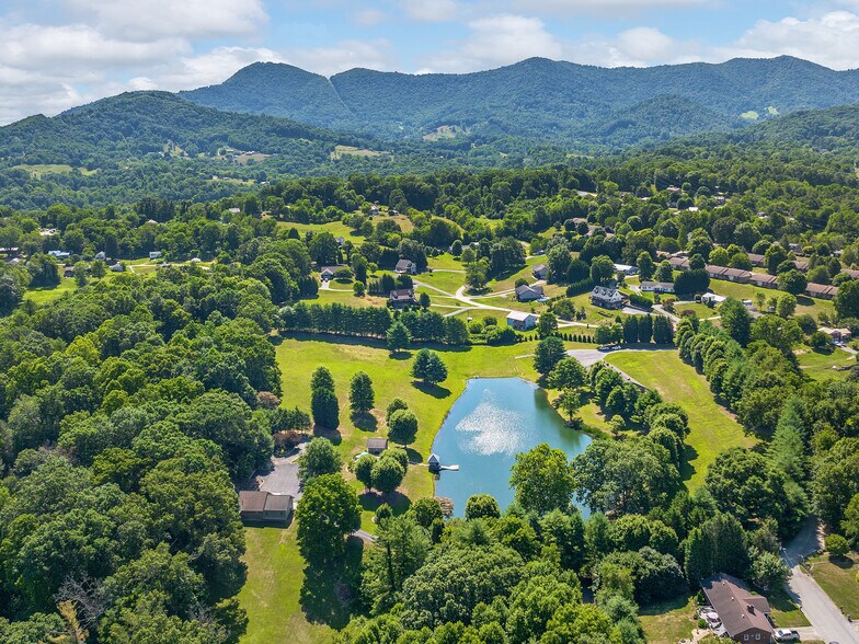 355 Johnson Dr, Canton, NC à vendre - Photo du bâtiment - Image 2 de 87
