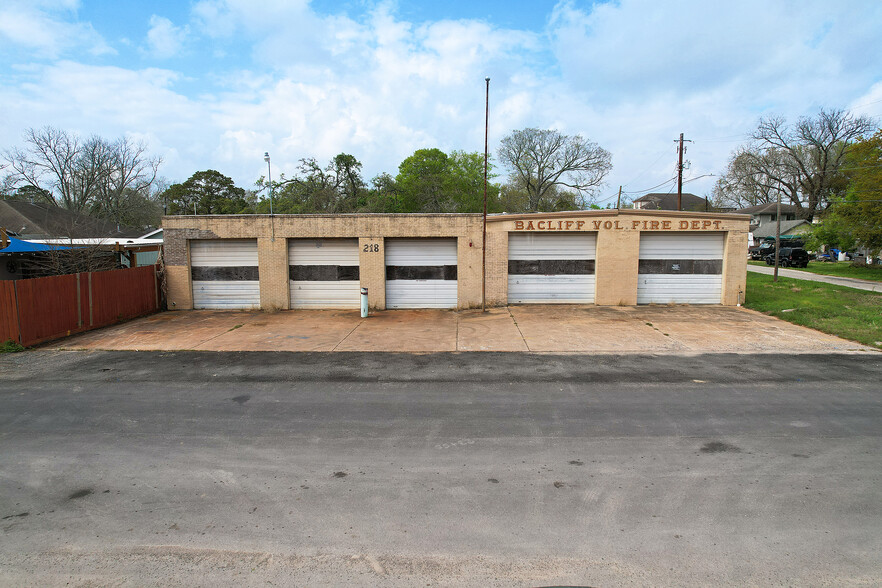 218 Jackson Ave, Bacliff, TX for sale - Building Photo - Image 1 of 1