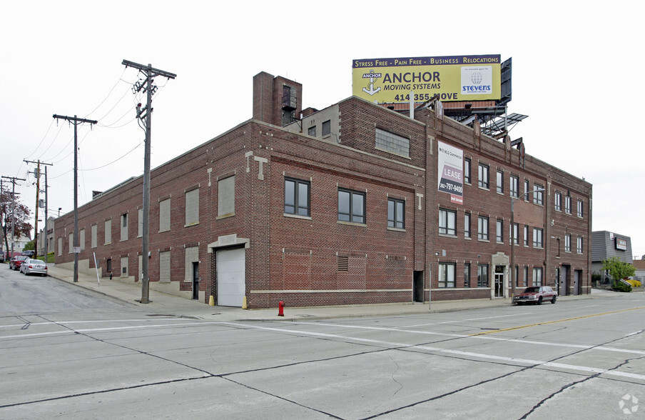 2120-2130 W Clybourn St, Milwaukee, WI for lease - Building Photo - Image 1 of 9